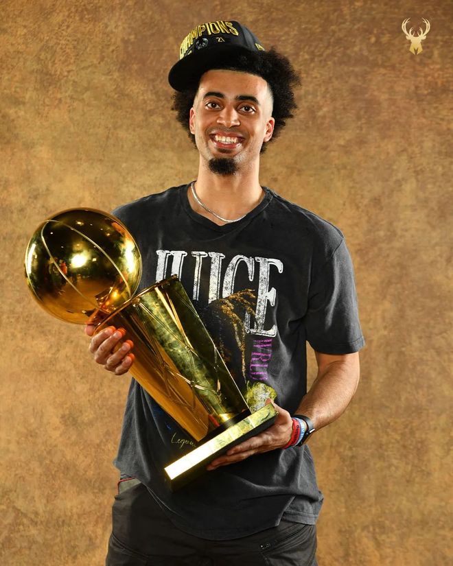 雄鹿横扫独行侠，霍勒迪刷新纪录