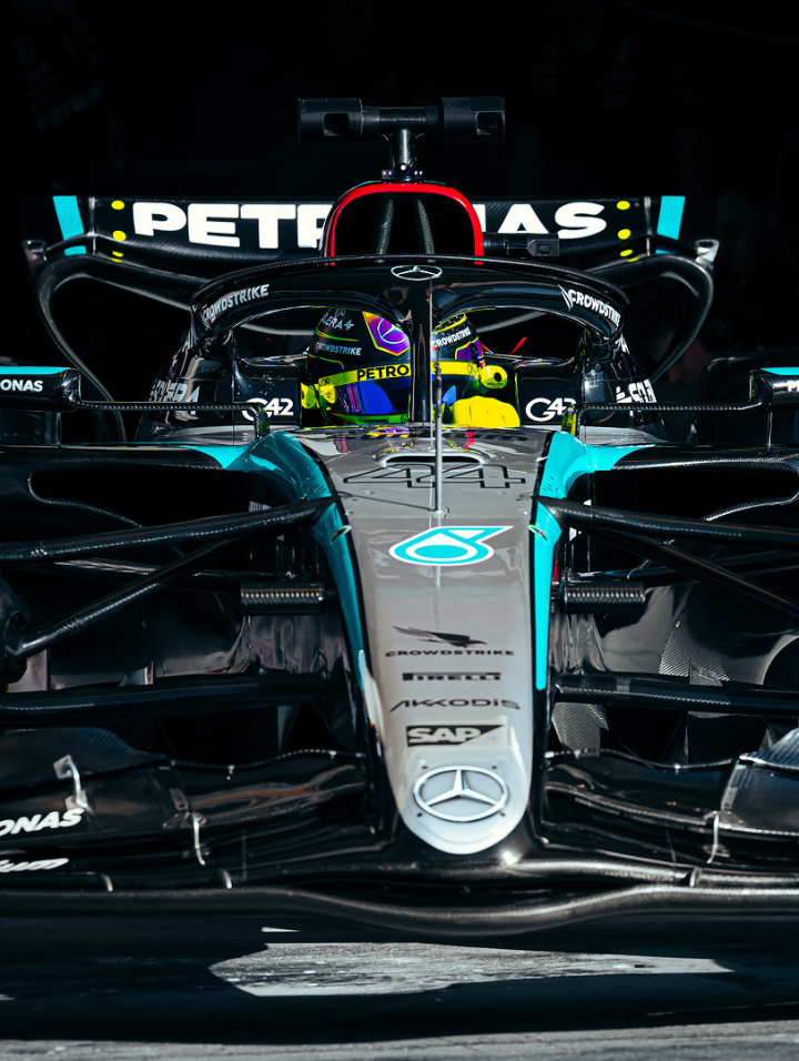 雷诺车队鏖战红牛车队，汉密尔顿高光表现