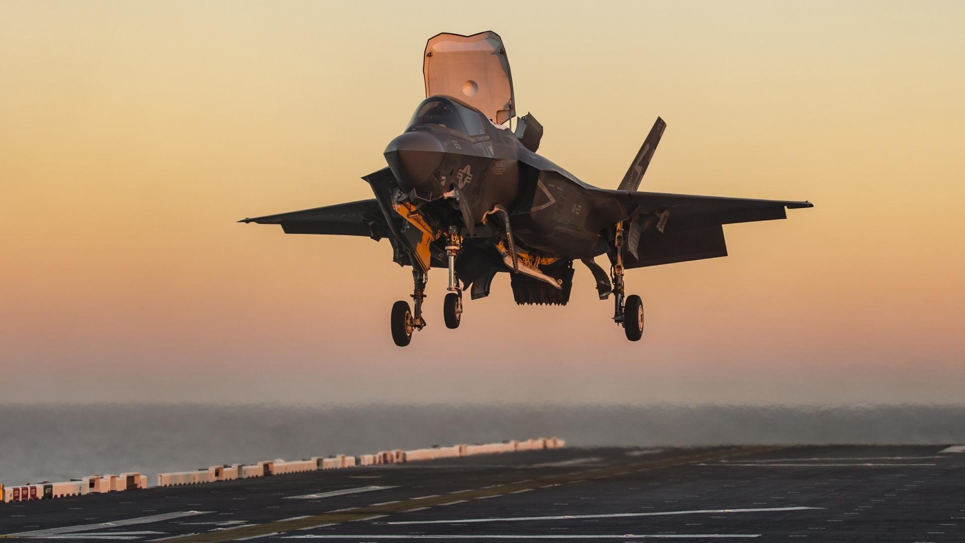 终场哨响时，两个世界在篮球上重叠