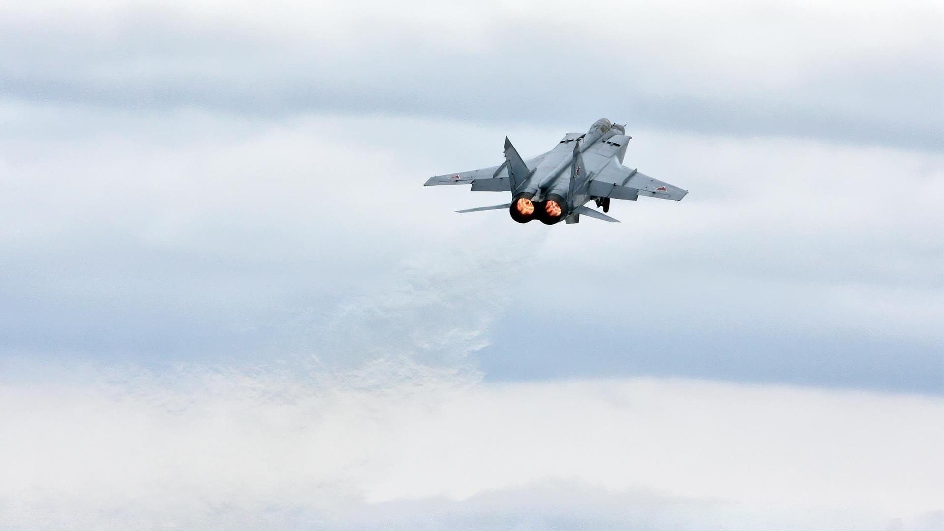 钢铁长城与天赋洪流的对话,浙江队用体系防守锁死活塞,锡安个人秀划破夜空